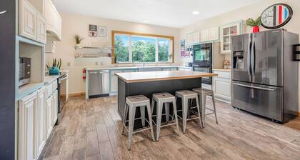 The Blue Llama - Spacious Oasis off Brew Ridge Trail - Great for Groups & Pets