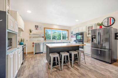 The Blue Llama | Pets OK | Llama Loft | Fire Pit | Fenced Yard | Off Nelson 151