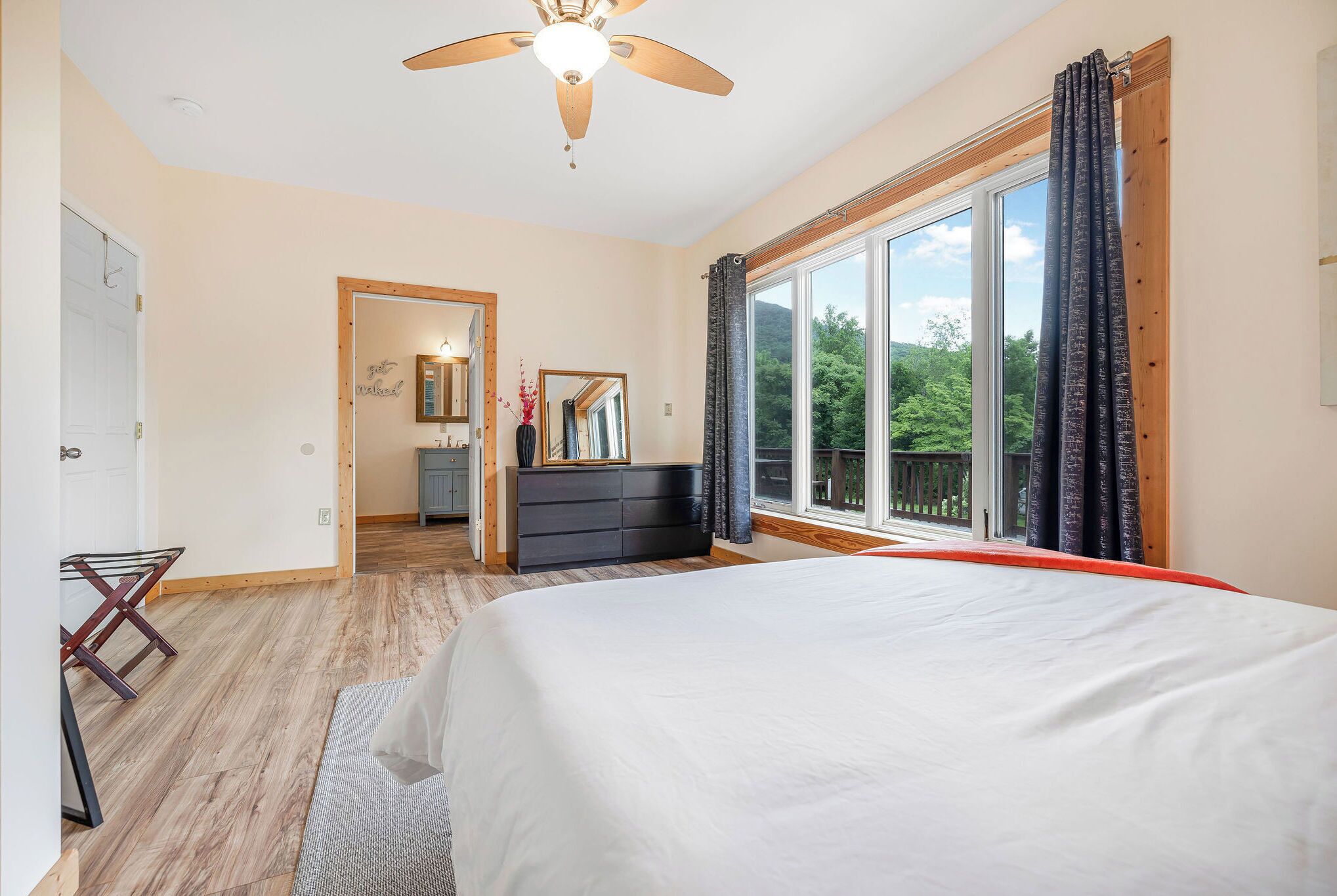 3 chambres, fer et planche à repasser, Wi-Fi, draps fournis
