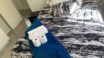 4 bedrooms, iron/ironing board, WiFi, bed sheets