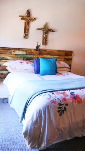 4 bedrooms, iron/ironing board, WiFi, bed sheets - 4 bedroom lodge in cape town (Cape Town)