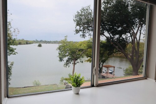 Beautiful 2-story Lakefront Home @ Irving Lake - Sleeps 8