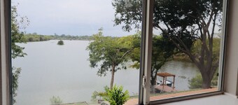 Beautiful 2-story Lakefront Home @ Irving Lake - Sleeps 8