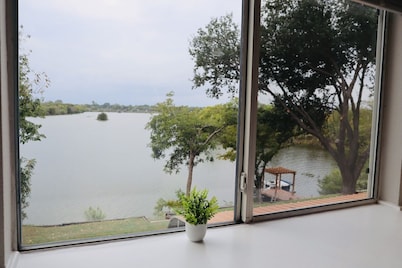 Beautiful 2-story Lakefront Home @ Irving Lake - Sleeps 8