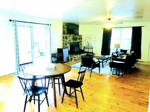 Smart TV, fireplace - Magnolia #4 @ Copper Johns Resort (Lakeview)