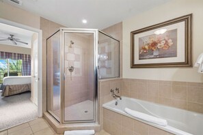 Douche, séchoir à cheveux, serviettes fournies
