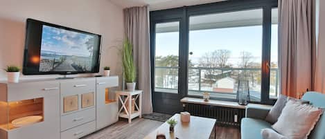 Een televisie en een stereo