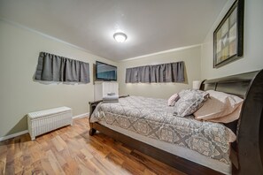 4 bedrooms, desk, iron/ironing board, WiFi - Ashtabula Home Rental - 2 Mi to Lake Erie, Beaches (Ashtabula)