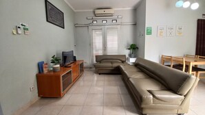 บ้านพักสำหรับครอบครัว (Jakal 7F) | บริเวณนั่งเล่น | ทีวีจอแอลอีดี