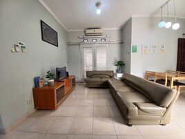 Casa familiar (Jakal 7F) | Zona de estar | Una televisión LED