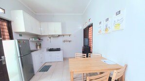 บ้านพักสำหรับครอบครัว (Jakal 7E) | ครัวส่วนตัว | ตู้เย็นขนาดใหญ่, เตาประกอบอาหาร, หม้อหุงข้าว, กระทะแบน