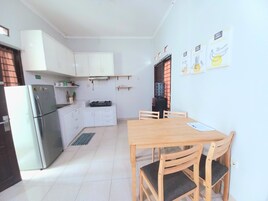 Refrigerador con freezer, placa de cocina, arrocera, plancha de cocina