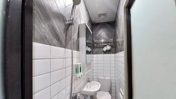 Casa familiare (Jakal 7F) | Bagno | Pantofole, asciugamani, sapone, shampoo