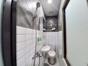 Jakal 7F | Bathroom - Homestay Jogja Jakal By Simply Homy (Ngaglik)