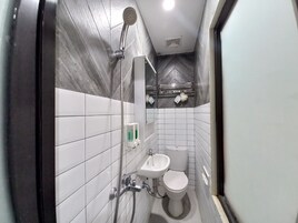 Jakal 7F | Bathroom | Slippers, towels, soap, shampoo