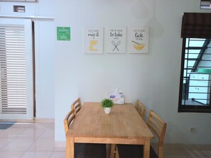 Casa família (Jakal 7F) | Sala de jantar