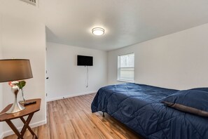 3 bedrooms, desk, iron/ironing board, WiFi