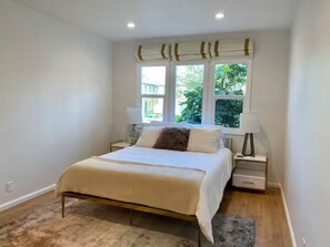 2 bedrooms, iron/ironing board, WiFi, bed sheets - Modern 2/2 Glendale Condo, Parking, Washer/Dryer (Glendale)