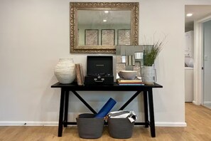 Interior - Modern 2/2 Glendale Condo, Parking, Washer/Dryer (Glendale)