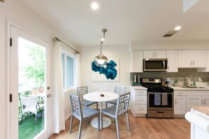 Private kitchen - Modern 2/2 Glendale Condo, Parking, Washer/Dryer (Glendale)