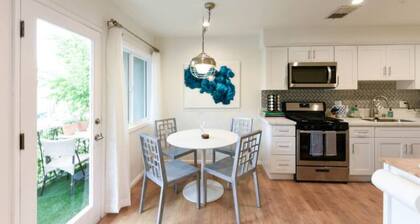 Modern 2/2 Glendale Condo, Parking, Washer/Dryer