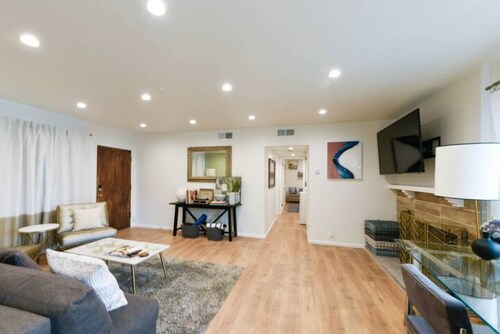 Modern 2/2 Glendale Condo, Parking, Washer/Dryer