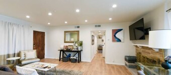 Modern 2/2 Glendale Condo, Parking, Washer/Dryer