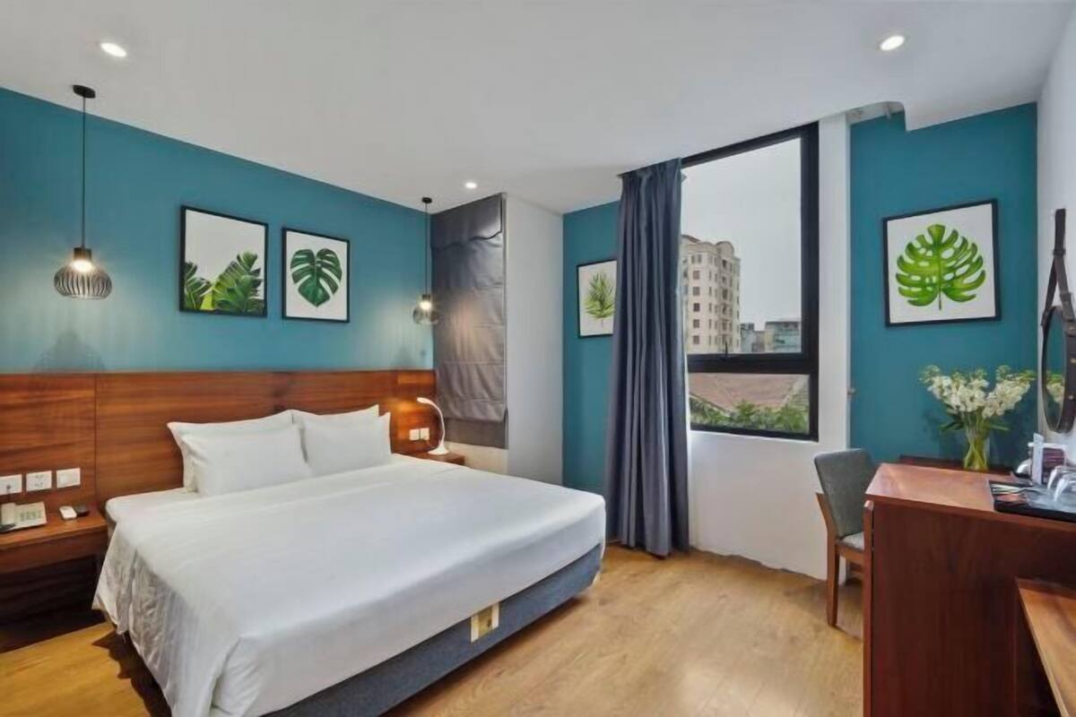 Hypo-allergenic bedding, down comforters, free minibar items