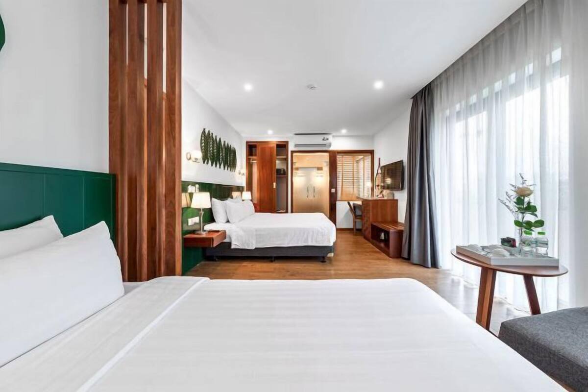Hypo-allergenic bedding, down comforters, free minibar items