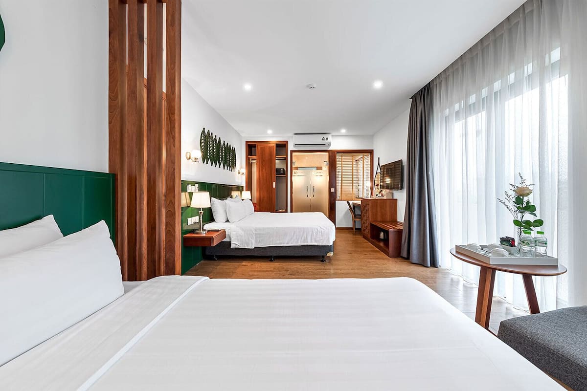 Habitación familiar | Ropa de cama hipoalergénica, edredón y artículos del minibar gratis