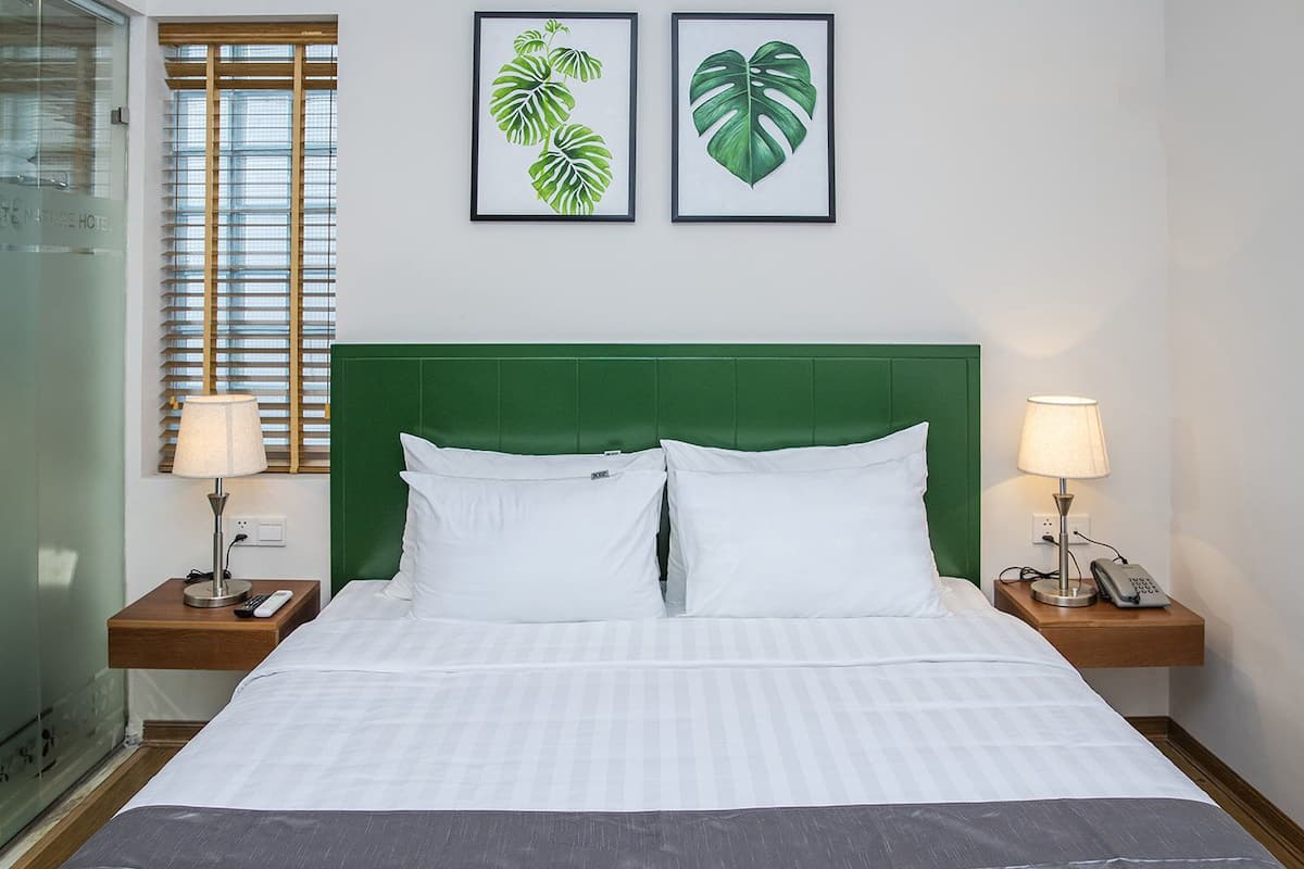 Habitación superior | Ropa de cama hipoalergénica, edredón y artículos del minibar gratis