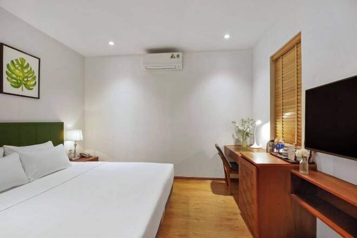 Hypo-allergenic bedding, down comforters, free minibar items