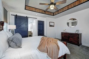 5 bedrooms, iron/ironing board, travel cot, free WiFi - Spacious Home with Hot Tub in Indy (Indianapolis)