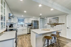 Fridge, microwave, oven, stovetop - Beautifully Renovated Condo in Small Complex. Relaxation comes easy here. One assigned parking (Fernandina Beach)