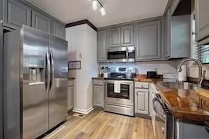 Refrigerador, microondas, horno y parrilla de estufa