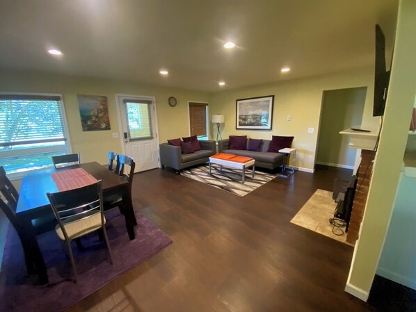 TV connectée, cheminée, écrans d'ordinateur