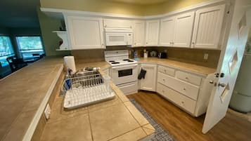 Microondas, horno, parrilla de estufa y cafetera y tetera