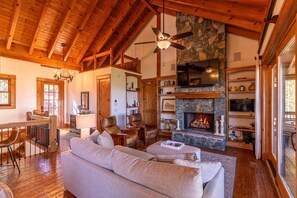 Televisión, chimenea, mesa de ping pong