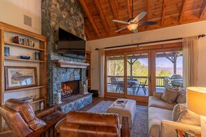 Televisión, chimenea, mesa de ping pong