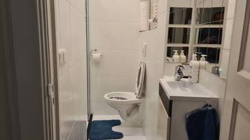 Dusche, Haartrockner, HandtĂŒcher