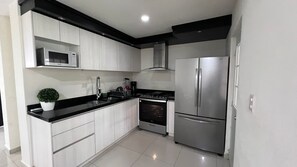 Jääkaappi, mikroaaltouuni, uuni, liesi