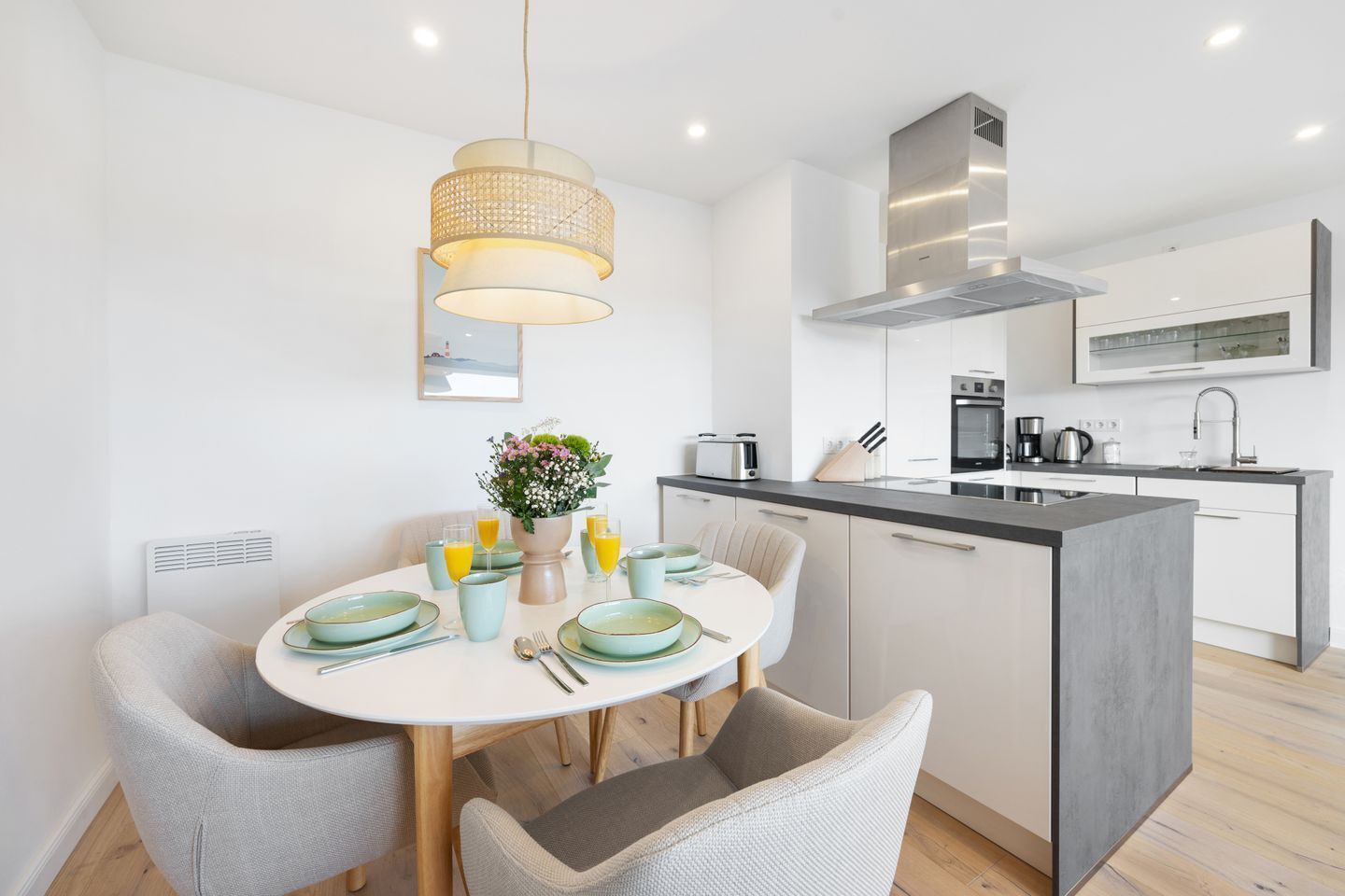 Een koelkast, een oven, een kookplaat, een vaatwasser