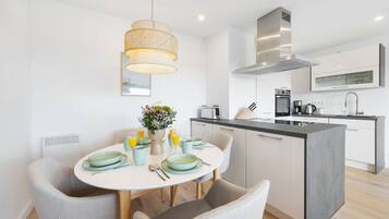 Een koelkast, een oven, een kookplaat, een vaatwasser