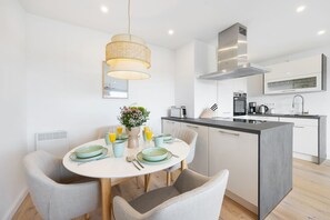 Fridge, oven, stovetop, dishwasher