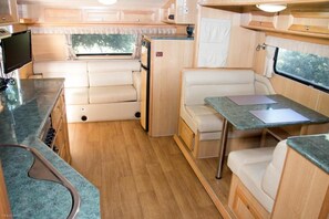 华丽开间 | 私人厨房 | 冰箱、微波炉、炉灶、电热水壶