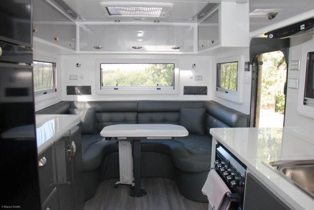 Deluxe Studio | Bathroom | Shower, towels