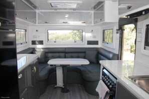 Deluxe Studio | Bathroom | Shower, towels - Longford Riverside Caravan Park (Longford)