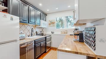 Réfrigérateur, four à micro-ondes, un four, surface de cuisson