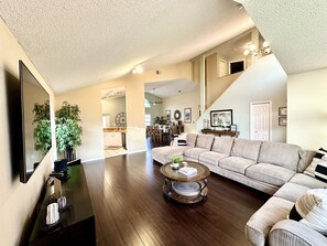 Smart TV, table football, books - Lakefront Oasis, Pool, Spa, Gameroom & 10min parks (Kissimmee)