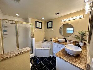 ジェットバス、ヘアドライヤー、タオル、石鹸